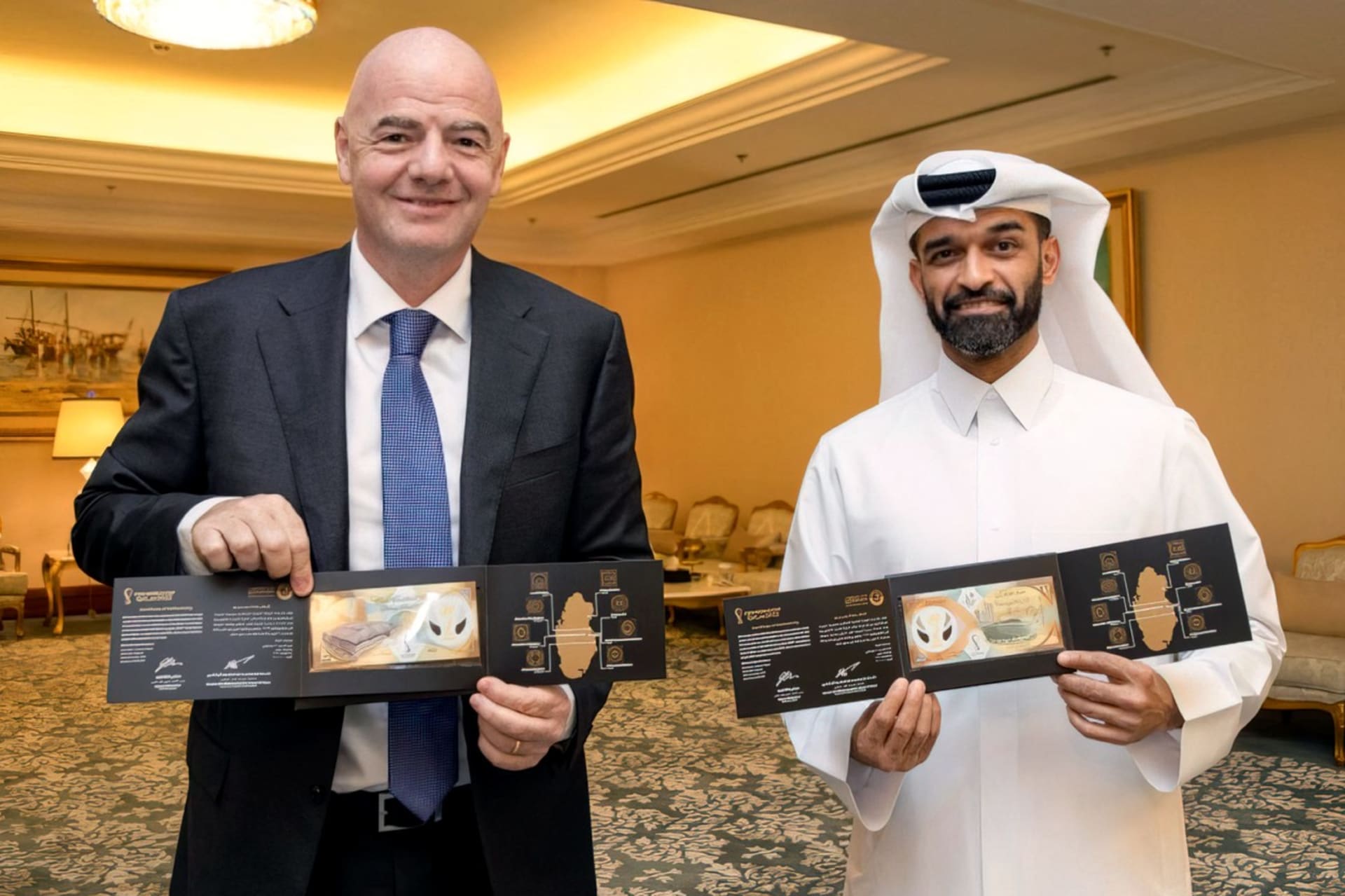 Současný šéf FIFA Gianni Infantino s hlavním mužem organizačního výboru šampionátu Hassanem Al Thawadim