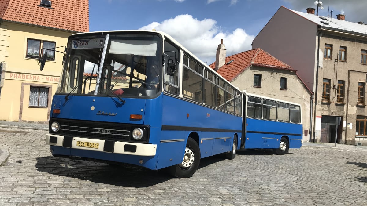 Autobusy Ikarus řady 280, ať už v červené městské, nebo modré linkové verzi, byly za normalizace všudypřítomnými fantomy československých silnic. Víte, jak se jim říkalo?