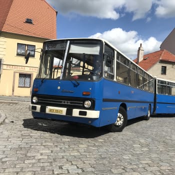 Autobusy Ikarus řady 280, ať už v červené městské nebo modré linkové verzi, byly za normalizace všudypřítomnými fantomy československých silnic. Víte, jak se jim říkalo?