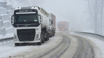 Sníh a náledí komplikuje dopravu: Uvízlé kamiony zablokovaly dálnici D8 do Německa