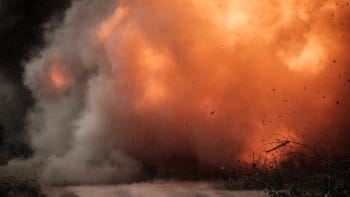 Oxfordem otřásla mohutná exploze. Blesk zasáhl zásobník bioplynu, zasahují desítky hasičů