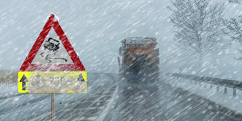 Řidiči zpozorněte, na silnicích hrozí náledí. Kdy a kde se k mrazu připojí i sníh?