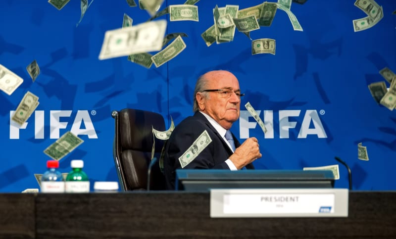Katar získal od FIFA pořadatelství mistrovství světa za vlády Seppa Blattera. Fotografie pochází z roku 2015, kdy na prezidenta organizace naházel kvůli korupčním skandálům falešné bankovky britský komik Lee Nelson.