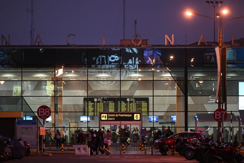 Na letišti v peruánské Limě se srazilo letadlo s hasiči, při nehodě zemřeli dva lidé