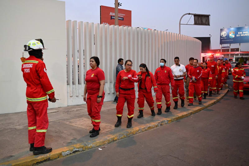 Na letišti v peruánské Limě se srazilo letadlo s hasiči, při nehodě zemřeli dva lidé (18. 11. 2022).