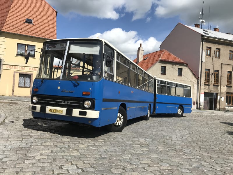 Autobusy Ikarus řady 280, ať už v červené městské nebo modré linkové verzi, byly za normalizace všudypřítomnými fantomy československých silnic. Víte, jak se jim říkalo?