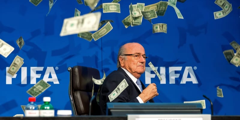 Katar získal od FIFA pořadatelství mistrovství světa za vlády Seppa Blattera. Fotografie pochází z roku 2015, kdy na prezidenta organizace naházel kvůli korupčním skandálům falešné bankovky britský komik Lee Nelson.