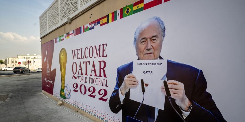 Malba zobrazující Seppa Blattera, jak v roce 2020 vytáhl z obálky vítěze na pořádání MS v roce 2022.