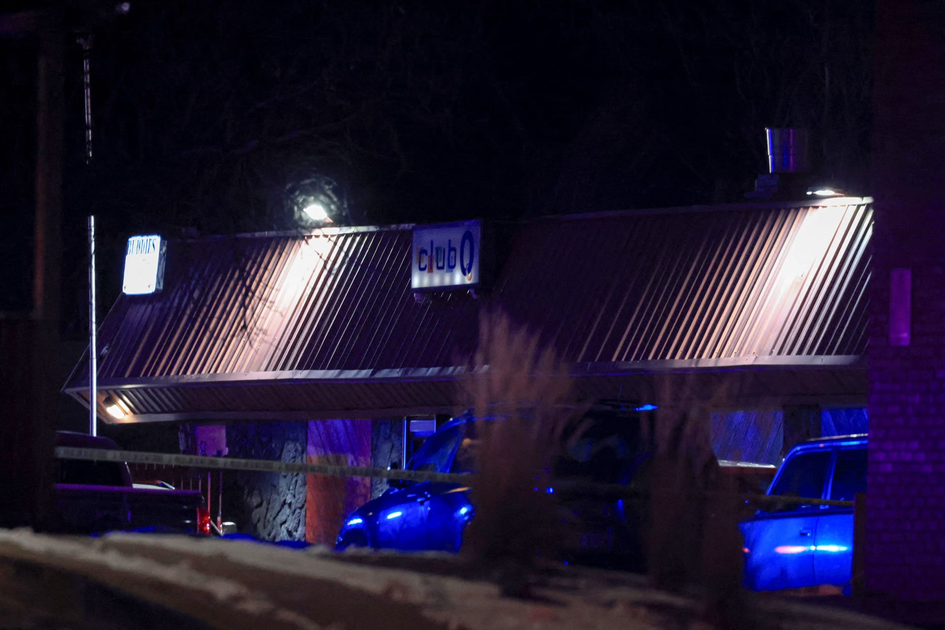Útočník střílel v nočním podniku Club Q, ve kterém se podle médií schází členové komunity LGBT.