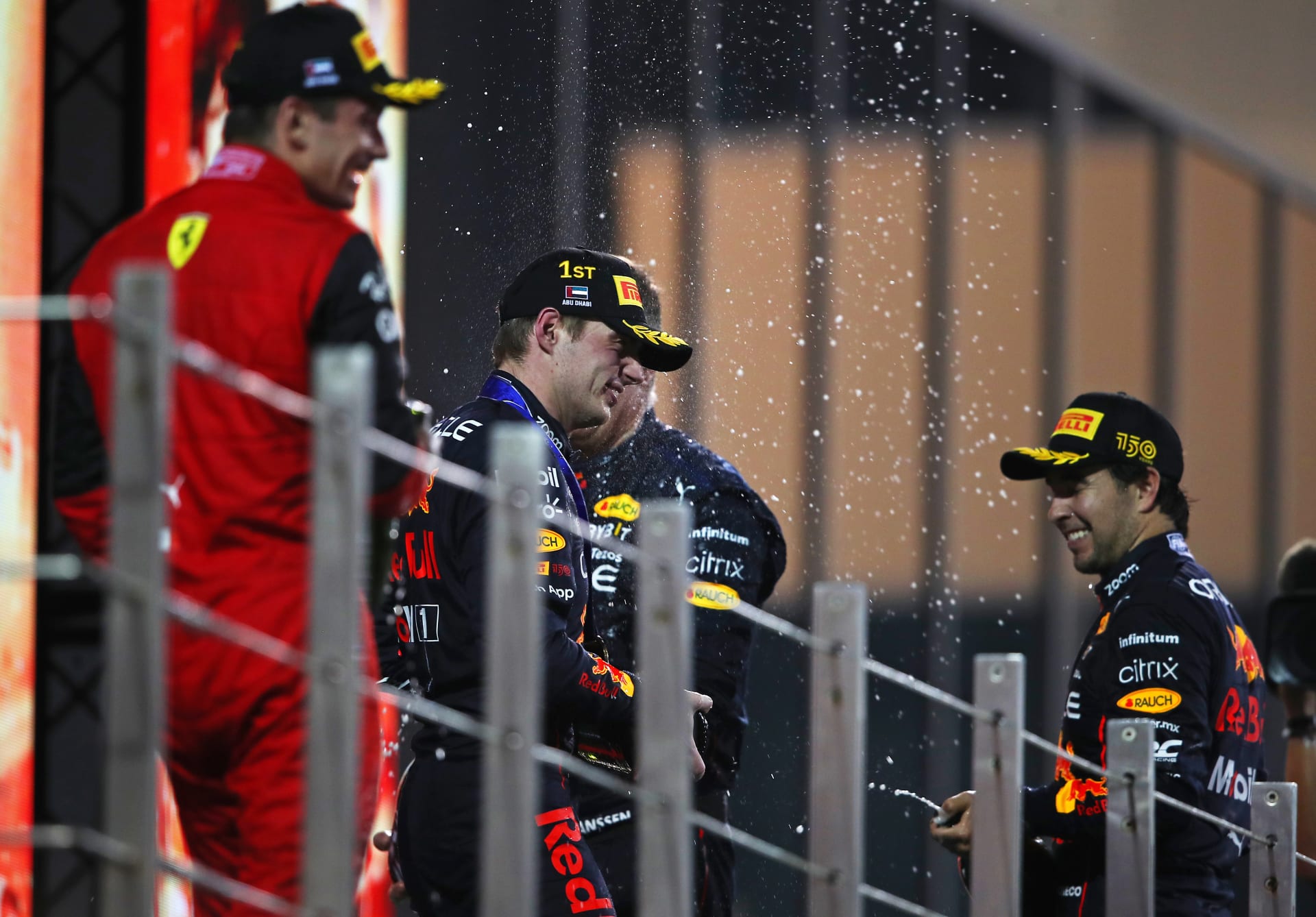 Závěrečnou Velkou cenu Abú Zabí formule 1 vyhrál již jistý mistr světa Max Verstappen z Red Bullu.