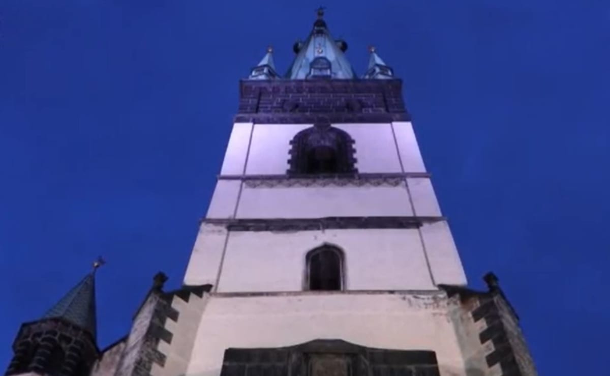 Věž kostela Nanebevzetí Panny Marie v Ústí nad Labem vychýlilo bombardování během 2. světové války