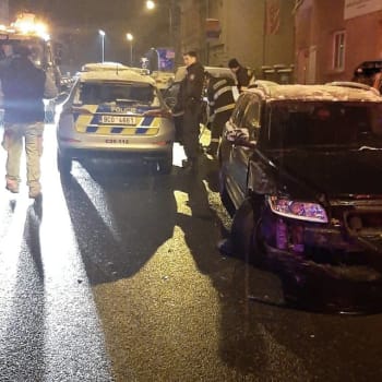 Opilý řidič v Písku čelně narazil do policejního vozu.