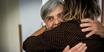 Rodiče ji odložili v Praze, rodinu poznala po 80 letech. Příběh Alice zaujal i americkou CNN