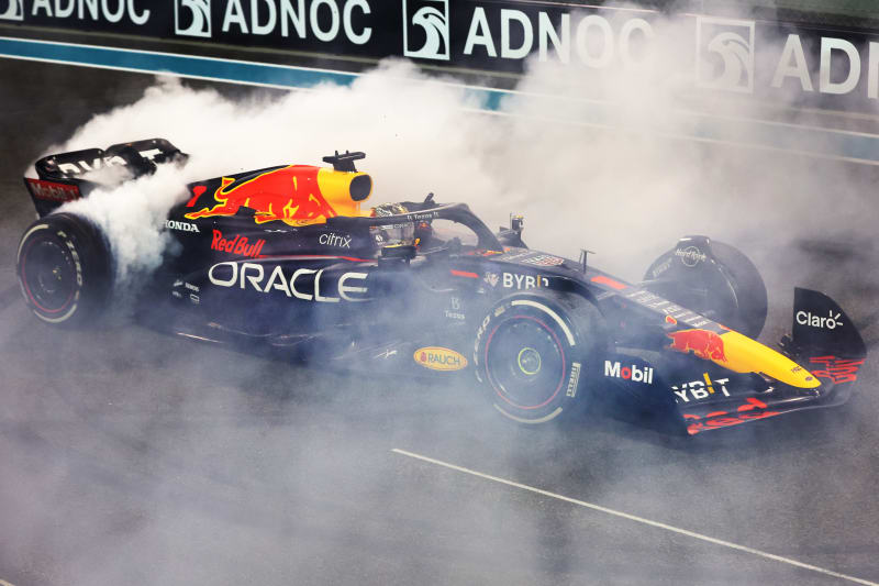 Verstappen se rozloučil se sezonou 2022 stylovými donuty.