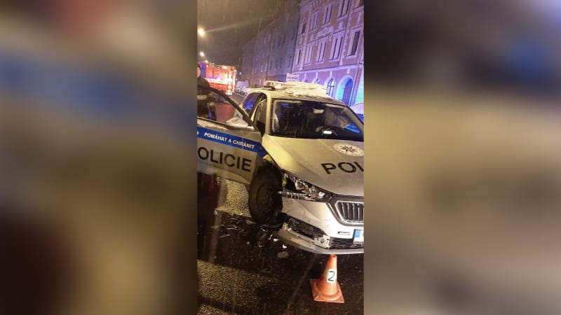 Opilý řidič v Písku čelně narazil do policejního vozu.