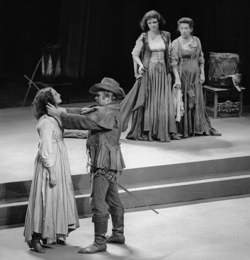 Jana Březinová zářila především v Národním divadle. Na snímku s Danou Medřickou, Luďkem Munzarem a Janou Hlaváčovou ve hře Vévodkyně valdštejnských vojsk.