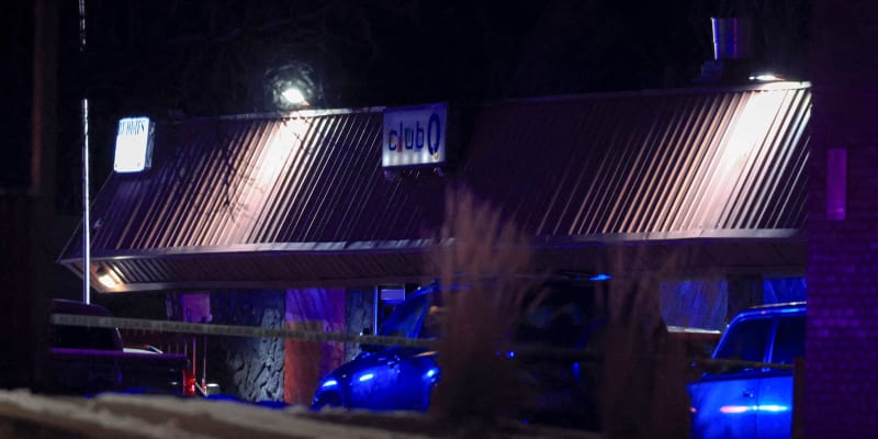 Útočník střílel v nočním podniku Club Q, ve kterém se podle médií schází členové komunity LGBT.