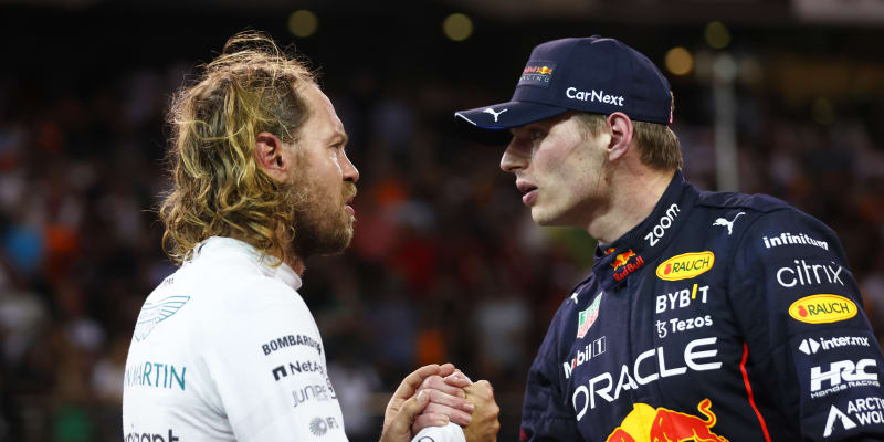 Max Verstappen zdraví Sebastiana Vettela po jeho posledním závodě v F1.