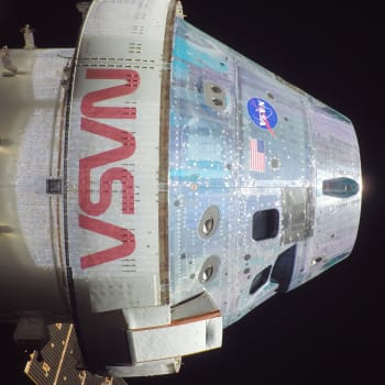 „Selfie“ fotografie, kterou kosmická loď sama pořídila ve vesmíru.