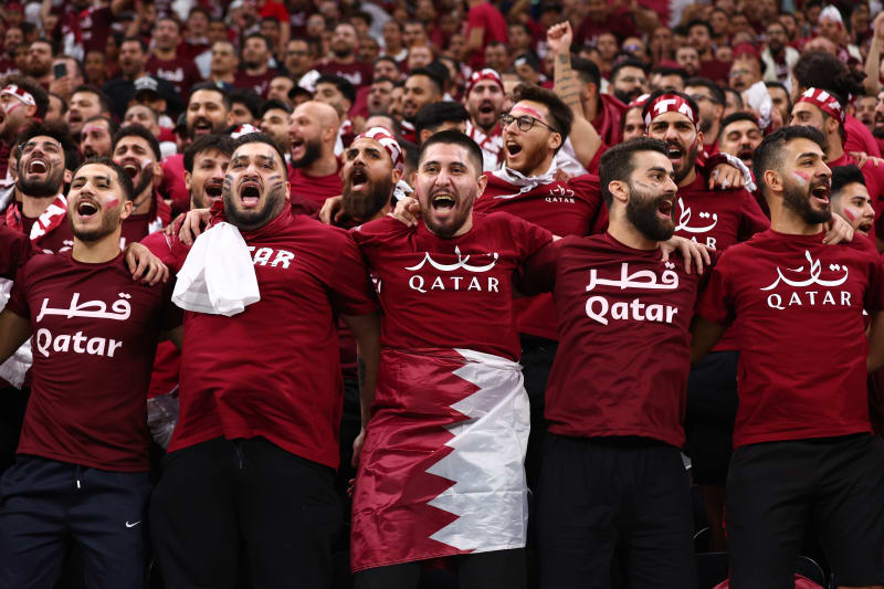 Katarští fanoušci během úvodního zápasu s Ekvádorem