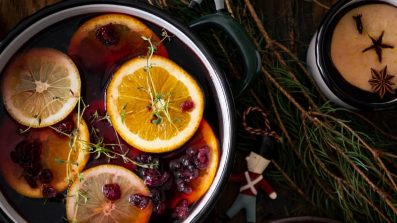 Horký vánoční punč z červeného vína a rumu s brusinkami