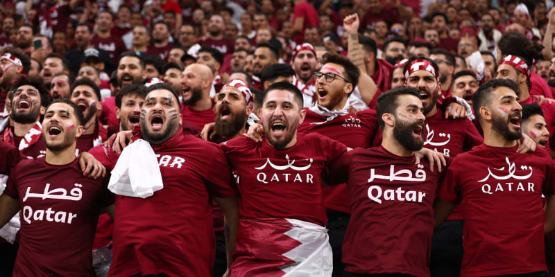 Katarští fanoušci během úvodního zápasu s Ekvádorem