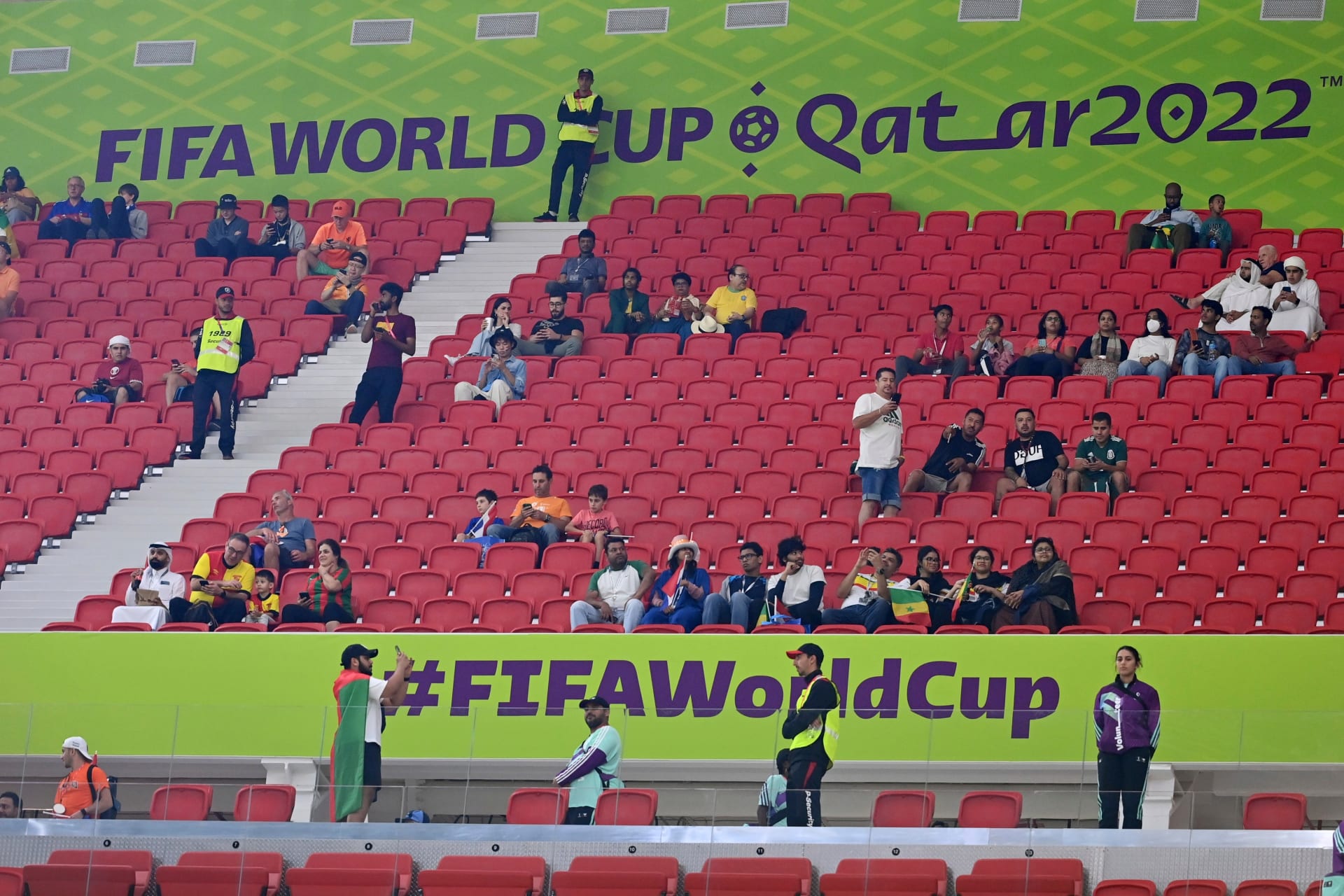 Realita proti lžím: Poloprázdné tribuny na MS v Kataru při utkání Senegalu s Nizozemskem.