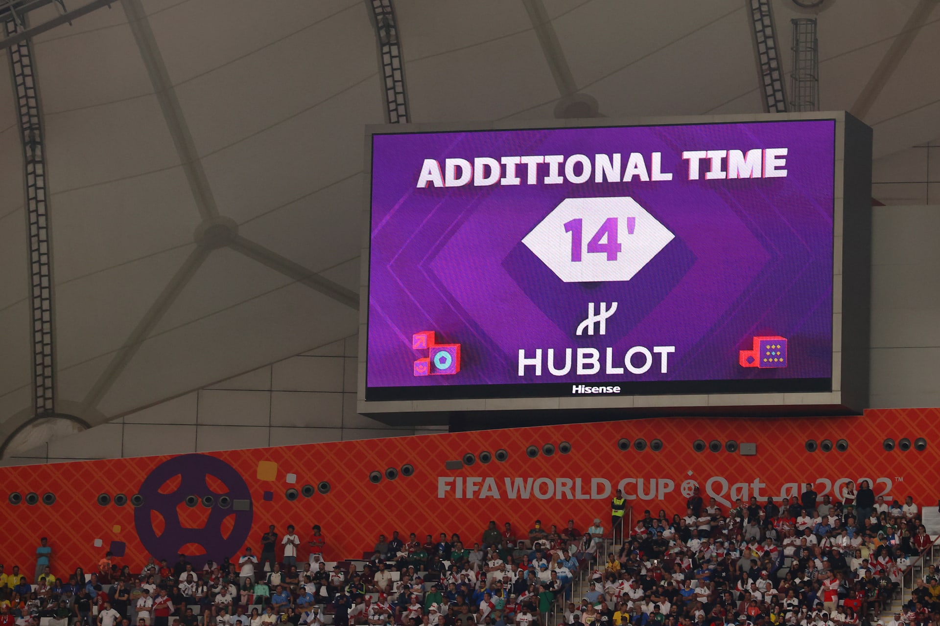 Fanoušci si během mistrovství světa v Kataru zvykají na to, že rozhodčí může nastavit i 14 minut.