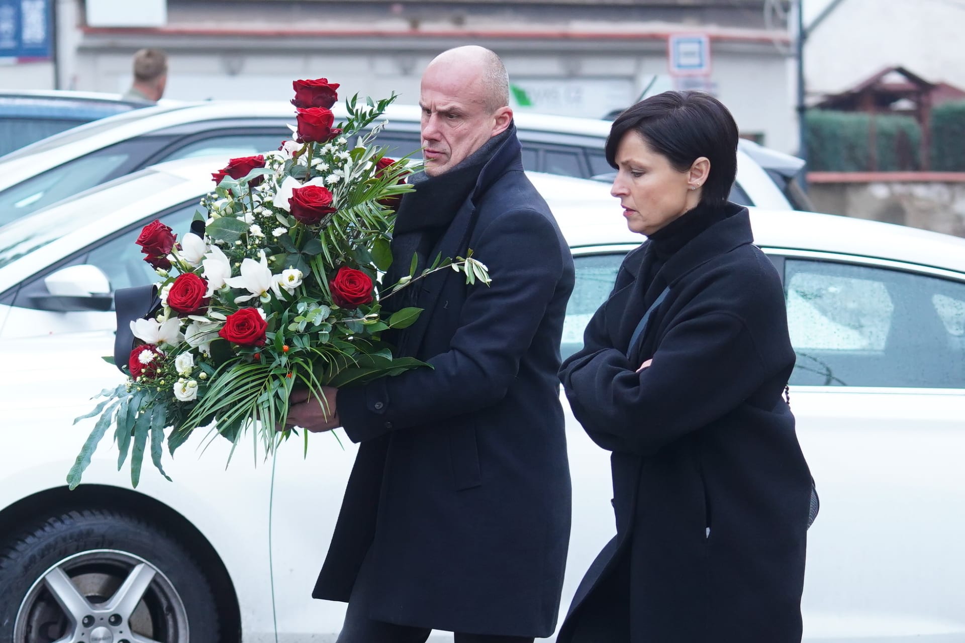 Na pohřeb Jaromíra Jágra staršího přišla řada lidí z hokejového světa. 
