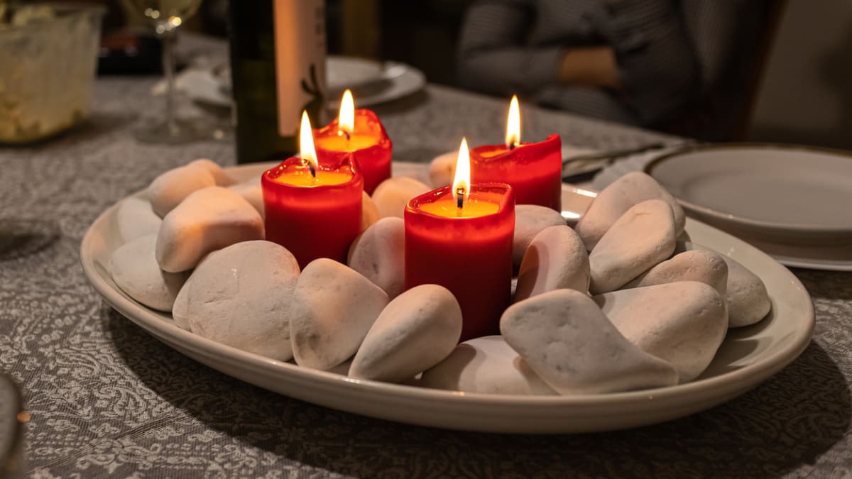 Svíčky v misce s kameny 