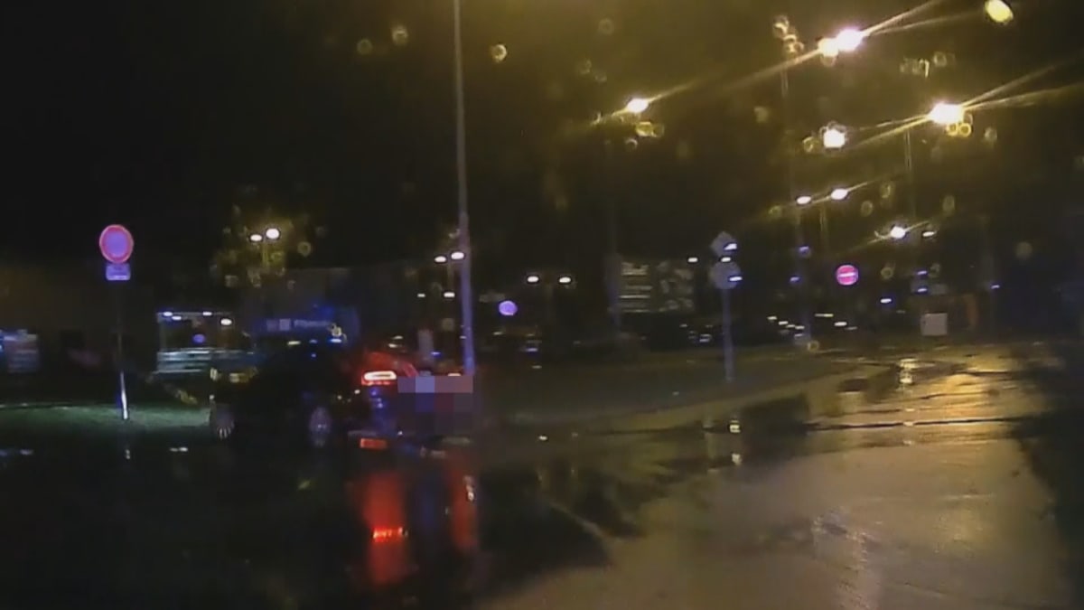 Opilý mladík v Hradci Králové ujížděl policejní hlídce.