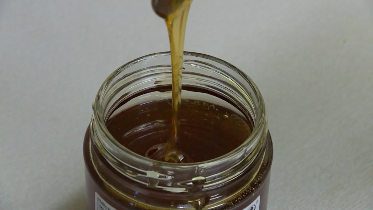 Včelaři hlásí úspěšnou sklizeň medu.