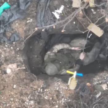 Ukrajinský dron shodil bombu do ruského zákopu.
