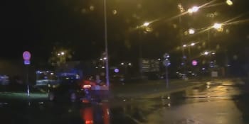 Kousek od tragédie: Opilý mladík v Hradci ujížděl policii, jen těsně minul hlouček chodců