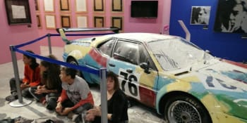 Aktivisté poničili legendární BMW pomalované Andym Warholem. Posypali ho moukou