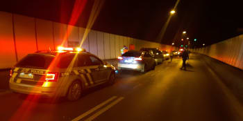 Další kilometrové kolony v Praze. Strahovský tunel uzavřely nehody deseti aut