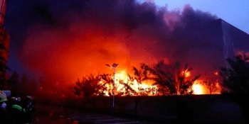 Ohnivé peklo: Při požáru v továrně v centrální Číně přišly o život desítky lidí