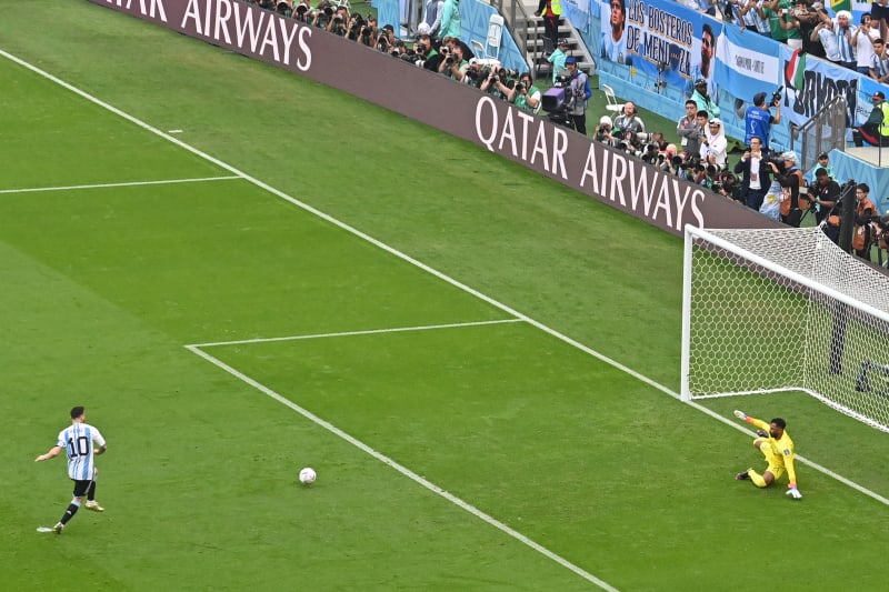 Lionel Messi střílí z penalty svůj první gól na MS v Kataru.