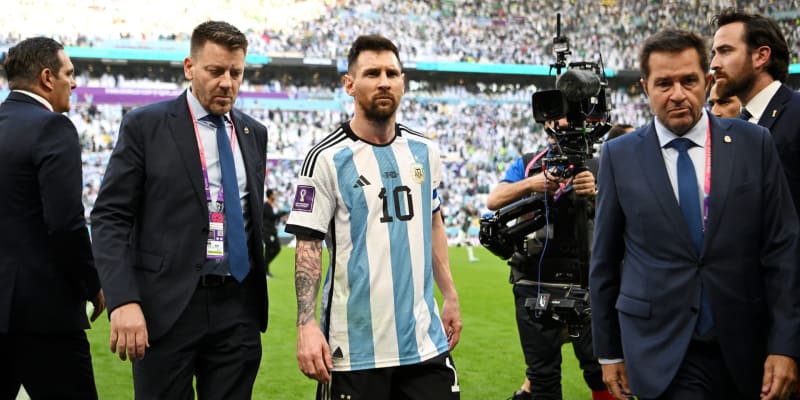 Zdrcený Lionel Messi po velké saúdskoarabské senzaci.