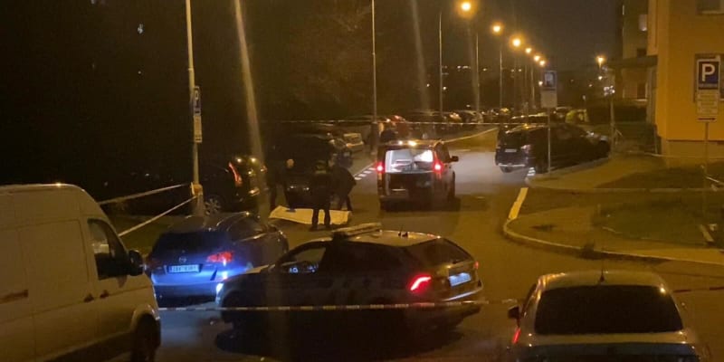 Po 17. hodině odpoledne v ulici Bryksově u Černého mostu si lidé všimli ležícího muže, který byl vážně zraněn. 