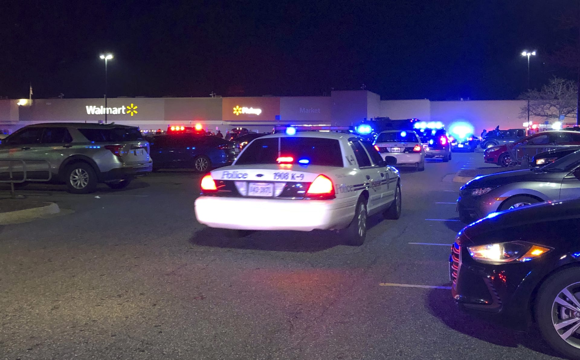 Při střelbě v supermarketu Walmart v americkém státě Virginie v noci zahynulo až deset lidí.