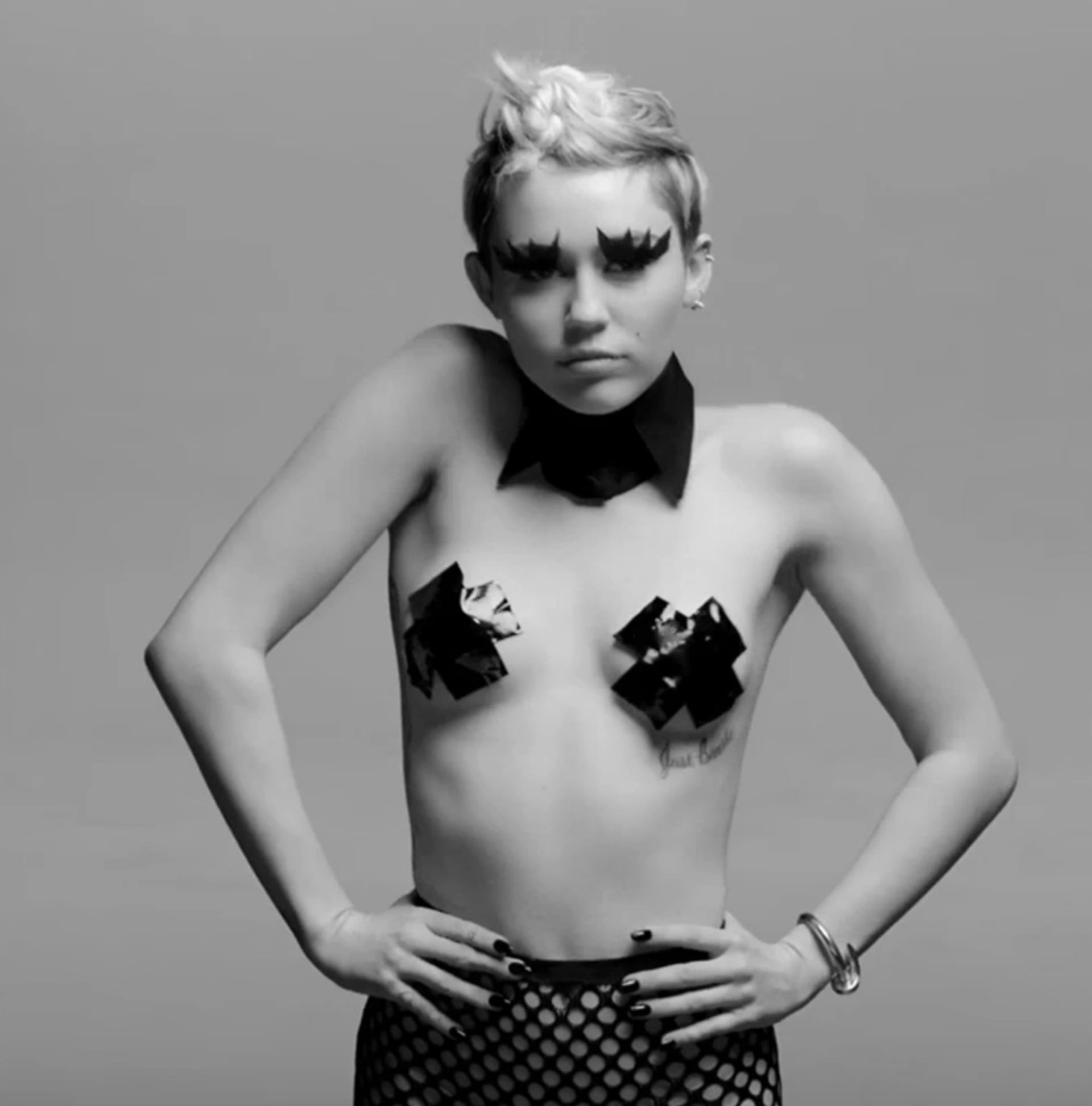 Miley Cyrus během svého divočejšího období, kdy se nebála pravidelně provokovat. V tomto videu si tehdy 21letá zpěvačka přelepila prsa lepící páskou.