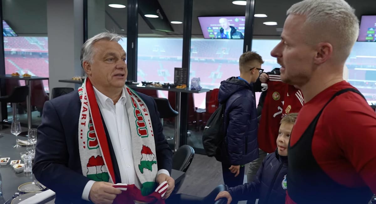 Viktor Orbán a jeho kontroverzní šála (Zdroj: Viktor Orbán)