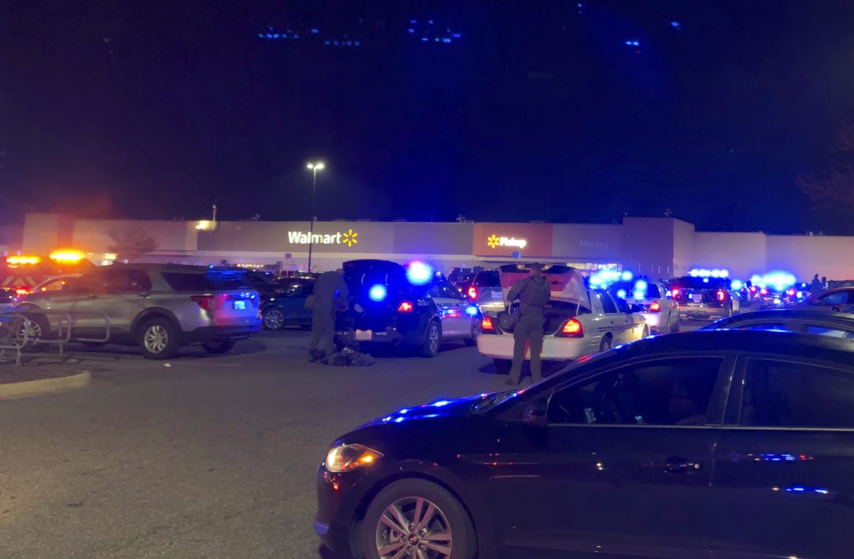 Při střelbě v supermarketu Walmart v americkém státě Virginie v noci zahynulo až deset lidí.