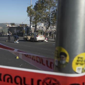 Na autobusových zastávkách v Jeruzalémě vybouchly dvě bomby.