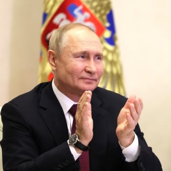 Ruský prezident Vladimir Putin se účastní vztyčení vlajky na jaderném ledoborci Ural a slavnostního spuštění jaderného ledoborce Jakutsko prostřednictvím videokonference v Moskvě 22. listopadu 2022. (Foto: Tisková kancelář Kremlu / Handout/Anadolu Agency via Getty Images)