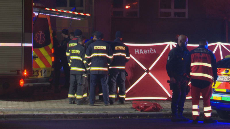 V Plzni se před budovou základní školy upálil muž.