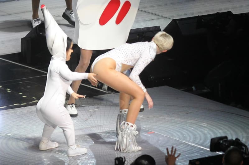 Miley Cyrus během svého divočejšího období prokládala erotickými či bizarními akty i své koncerty.