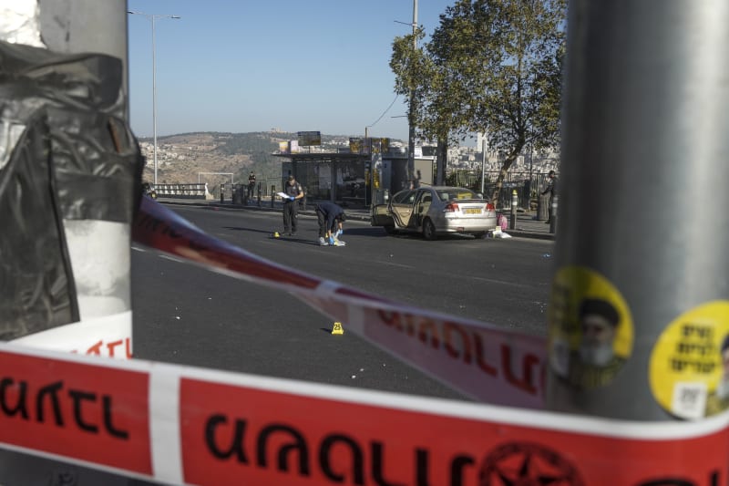 Na autobusových zastávkách v Jeruzalémě vybouchly dvě bomby.