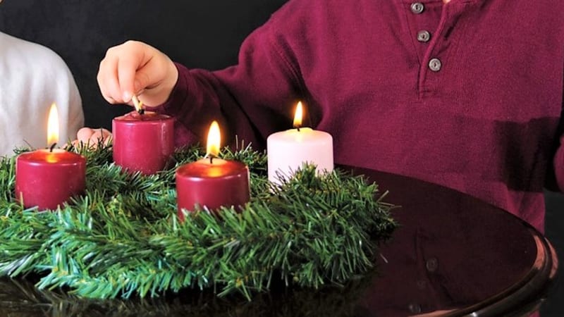 Čtyři adventní neděle: Jak se jmenují a proč na adventním věnci rozsvěcíme svíčky postupně
